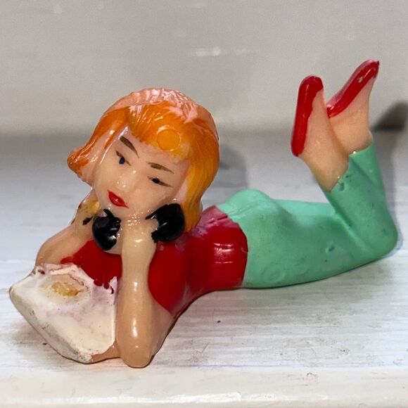 Vintage mid century hard plastic girl on phone with record player cake topper - Picture 2 of 5